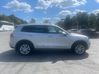 2014 Volkswagen Touareg II, серебристый, 2290000 рублей, вид 3