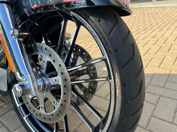 2019 Harley-Davidson CVO Road Glide, серебристый, 2900000 рублей - вид 12