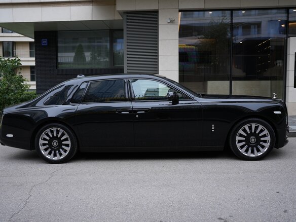 2021 Rolls-Royce Phantom VIII (Series I), чёрный, 49000000 рублей - вид 4
