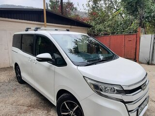 2018 Toyota Noah III (R80) Рестайлинг, белый, 2250000 рублей, вид 3