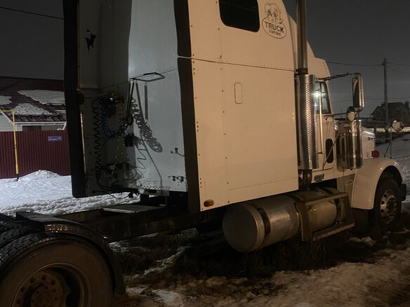 2003 Freightliner FLD, белый, 2000000 рублей - вид 4