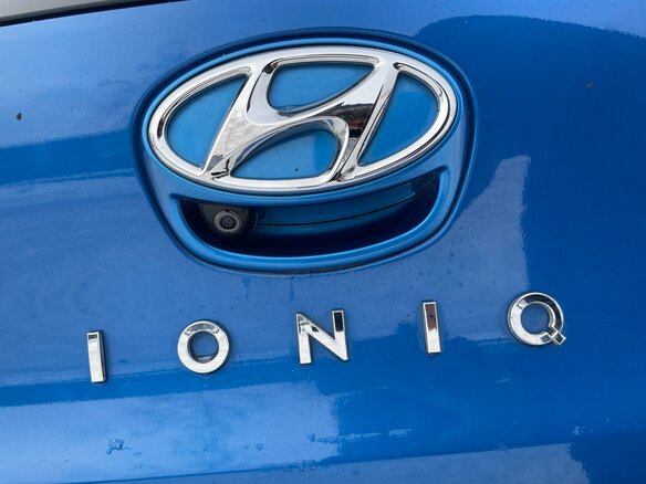 2018 Hyundai IONIQ Plug-in, синий, 1850000 рублей - вид 18
