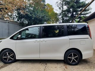 2018 Toyota Noah III (R80) Рестайлинг, белый, 2250000 рублей, вид 4