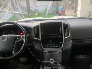 2018 Toyota Land Cruiser 200 Series Рестайлинг 2, белый, 8500000 рублей, вид 3