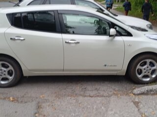 2011 Nissan Leaf I (ZE0/AZE0), белый, 1300000 рублей, вид 2