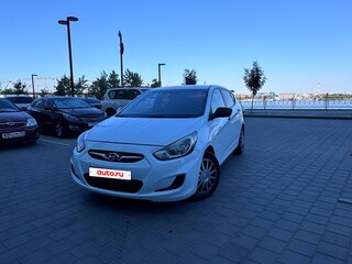 2013 Hyundai Solaris I, белый, 690000 рублей, вид 1