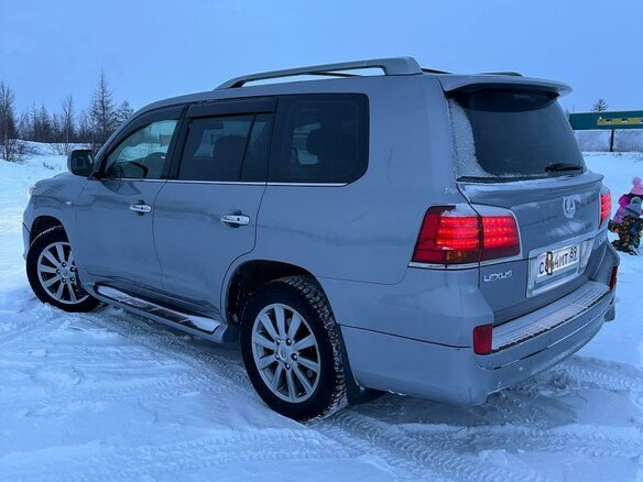 2011 Lexus LX 570 III, серебристый, 3800000 рублей - вид 4