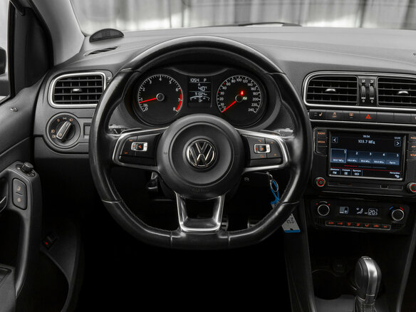 2018 Volkswagen Polo V Рестайлинг, серебристый, 1470000 рублей - вид 9