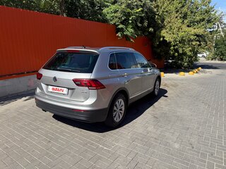 2017 Volkswagen Tiguan II, серебристый, 2350000 рублей, вид 5