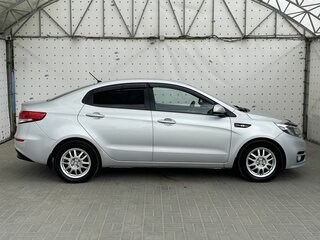 2015 Kia Rio III Рестайлинг, серебристый, 1070000 рублей, вид 4