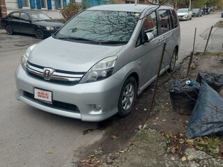 2011 Toyota ISis I Рестайлинг, серебристый, 1450000 рублей, вид 1