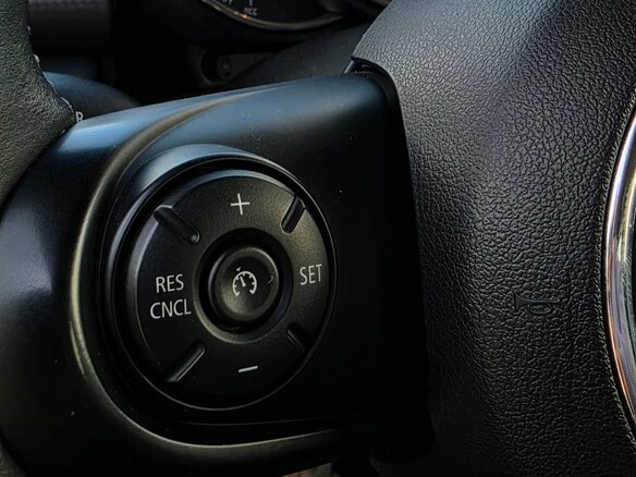 2020 Mini Hatch Cooper III (F55/F56) Рестайлинг, чёрный - вид 9