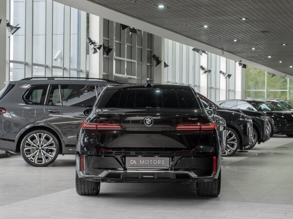 2025 BMW 7 серии 740i xDrive VII (G70), чёрный - вид 2