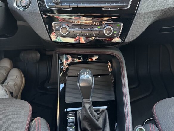 2017 BMW X1 20i xDrive II (F48), белый, 2400000 рублей - вид 19