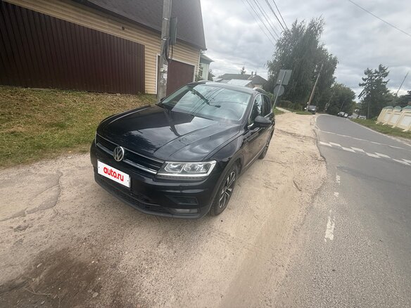 2019 Volkswagen Tiguan II, чёрный - вид 2