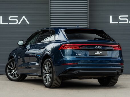 2021 Audi Q8 55 TFSI I (4M), синий, 6250000 рублей, вид 3