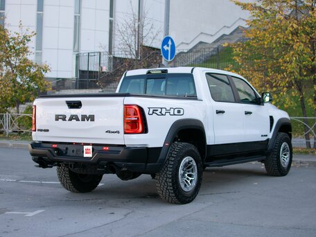 2025 Ram 1500 RHO V Рестайлинг, белый, 12999000 рублей, вид 4