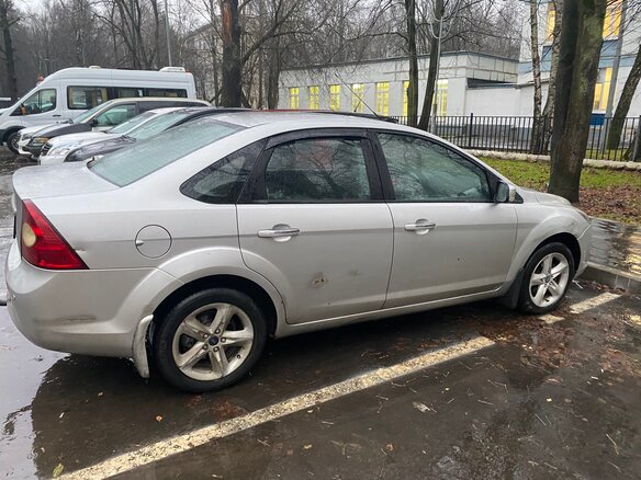 2010 Ford Focus II Рестайлинг, серебристый, 600000 рублей - вид 2