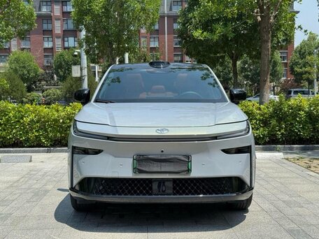 2026 Toyota bZ3X 58.3 kWh, серебристый, 2800077 рублей, вид 2