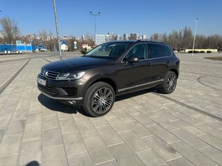 2015 Volkswagen Touareg II Рестайлинг, коричневый, 2770000 рублей, вид 2
