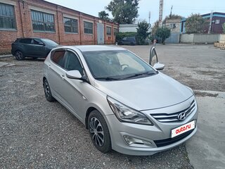 2015 Hyundai Solaris I Рестайлинг, серебристый, 900000 рублей, вид 2