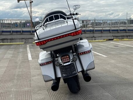 2016 Harley-Davidson CVO Road Glide Limited, серебристый, 1500000 рублей, вид 4