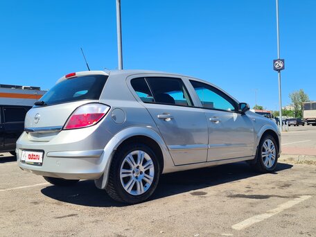 2005 Opel Astra H, серебристый, 410000 рублей, вид 1