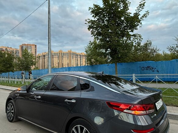 2019 Kia Optima IV Рестайлинг, серый, 1700000 рублей - вид 4