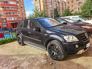 2008 Mercedes-Benz M-Класс 500 II (W164) Рестайлинг, чёрный, 1700000 рублей, вид 3