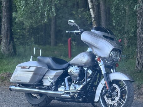 2014 Harley-Davidson Street Glide, серебристый, 1000000 рублей, вид 2