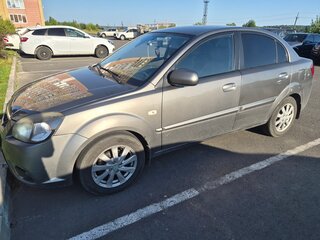 2010 Kia Rio II Рестайлинг, серебристый, 600000 рублей, вид 4