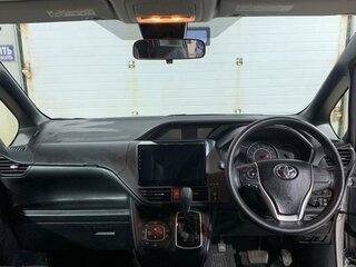 2017 Toyota Noah III (R80) Рестайлинг, серебристый, 2790000 рублей, вид 2