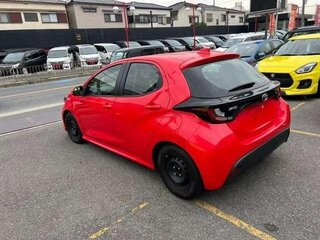 2022 Toyota Yaris IV, красный, 757000 рублей, вид 4