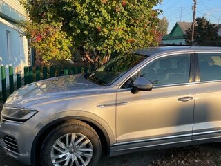 2019 Volkswagen Touareg III, серебристый, 4200000 рублей, вид 4