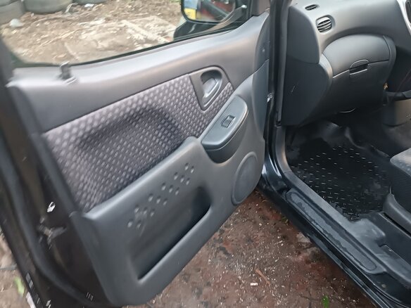 2003 Toyota FunCargo, чёрный, 400000 рублей - вид 8