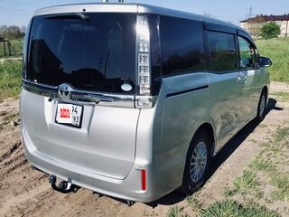 2017 Toyota Voxy III (R80), серебристый, 1950000 рублей, вид 5