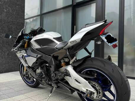2016 Yamaha YZF-R1, красный, 1899000 рублей, вид 3