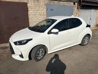 2020 Toyota Yaris IV, белый, 920000 рублей, вид 4