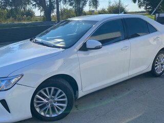 2015 Toyota Camry VII (XV50) Рестайлинг, белый, 1685000 рублей, вид 3