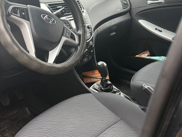 2012 Hyundai Solaris I, чёрный, 690000 рублей - вид 4