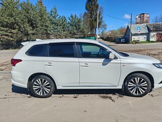 2022 Mitsubishi Outlander III Рестайлинг 3, белый, 2400000 рублей, вид 3