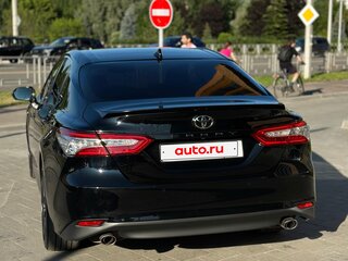 2022 Toyota Camry VIII (XV70) Рестайлинг, чёрный, 4180000 рублей, вид 2