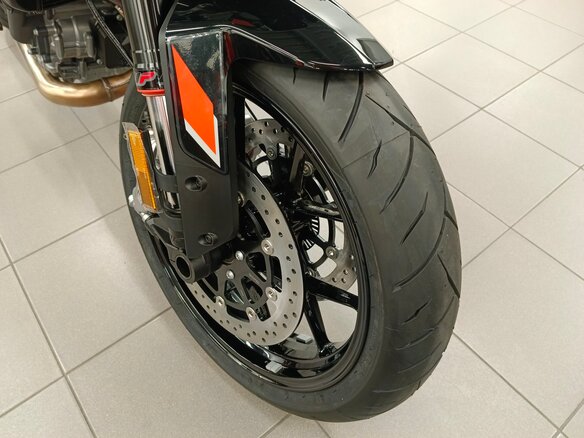 2023 KTM 790 Duke, серый - вид 7