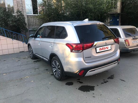 2019 Mitsubishi Outlander III Рестайлинг 3, серебристый, 2500000 рублей - вид 3