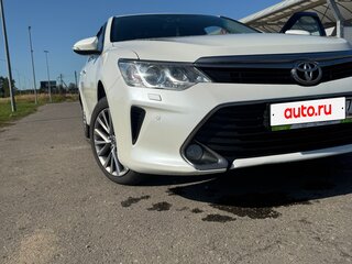 2017 Toyota Camry VII (XV50) Рестайлинг, белый, 2450000 рублей, вид 3