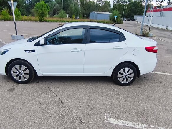 2014 Kia Rio III, белый, 860000 рублей - вид 2
