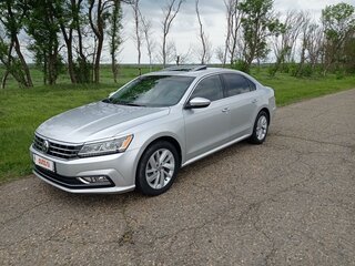 2018 Volkswagen Passat (North America and China) I Рестайлинг, серебристый, 1950000 рублей, вид 1