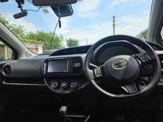 2018 Toyota Vitz III (XP130) Рестайлинг 2, чёрный, 1060000 рублей, вид 3