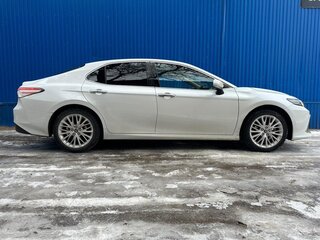 2023 Toyota Camry VIII (XV70) Рестайлинг, белый, 4000000 рублей, вид 2