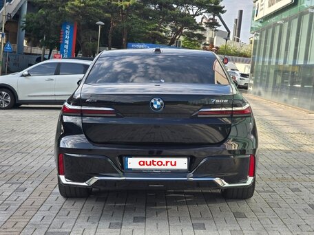 2025 BMW 7 серии 750e xDrive VII (G70), чёрный, 15330000 рублей, вид 4
